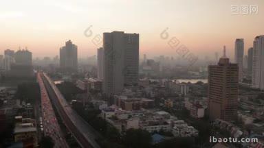 在泰国首都<strong>曼谷</strong>的<strong>城市</strong>景观的黎明，繁忙的高速公路和河流在温暖的晨光下